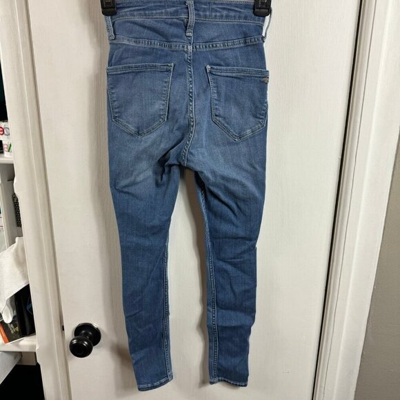 Hollister curvy ultra high rise jean leggings medium wash.  Sz 23x24 - Picture 4 of 7